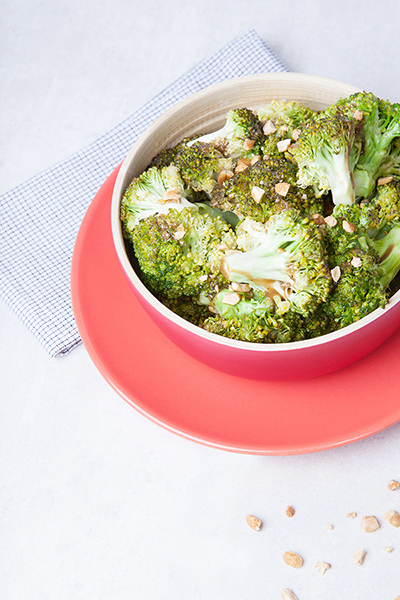 Brocoli entier grillé au four et graines de sésame